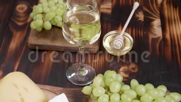 一杯白葡萄酒从上面的木质背景上射出视频的预览图