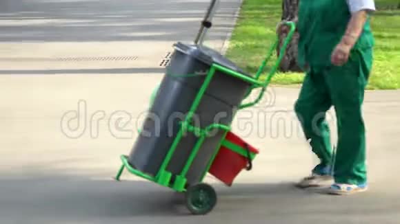城市公园车轮上统一滚动垃圾桶高级女园长视频的预览图