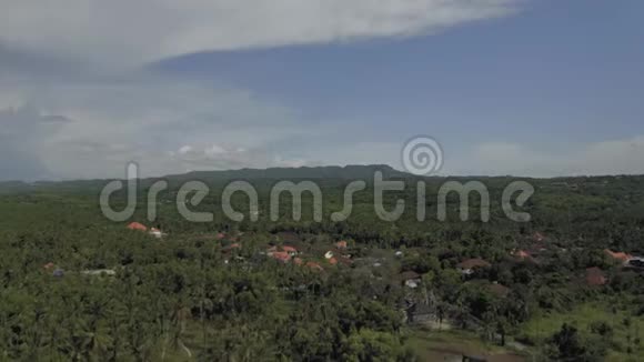 NusaPenida岛美丽的大自然靠近巴厘岛无人机4K射击视频的预览图