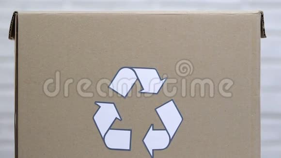把纸垃圾扔进回收箱的人垃圾按自然分类视频的预览图