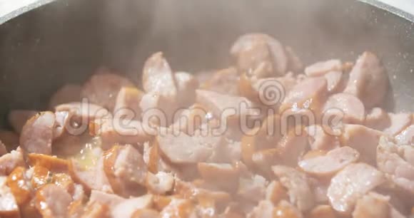 香肠被炸在锅里了视频的预览图