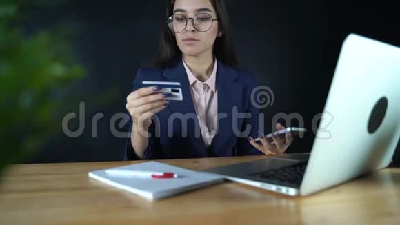 女人用信用卡和智能手机在线支付网上购物生活方式技术女孩走进银行视频的预览图