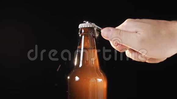 用啤酒开瓶器在黑色背景下缓慢运动烟雾来自开瓶时的瓶颈视频的预览图