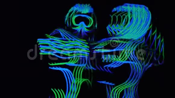 两个穿着发光服装的人在黑暗中的酷效视频的预览图