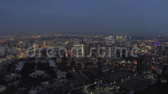 基辅市的夜间时间Urkaine4KDrone航班的LivingHouse和公寓楼视频的预览图
