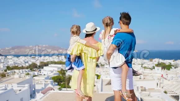 欧洲的家庭父母和孩子都是希腊米科诺斯岛老城的背景视频的预览图