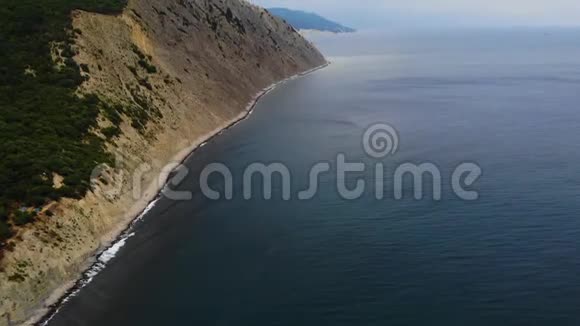 沿山飞行的电影空中镜头有海滩和海洋的山景不错视频的预览图