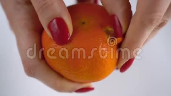 女人手剥橘子皮橘子片堆在盘子里视频的预览图