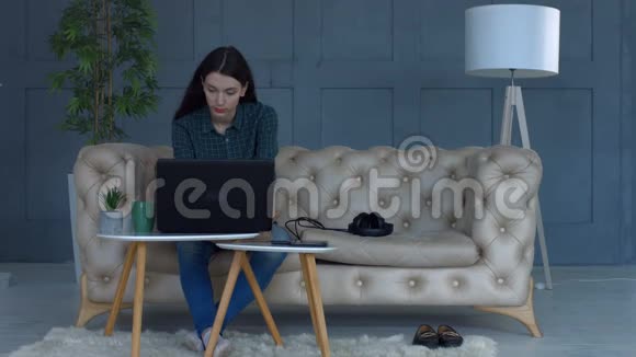 沙发上的自由职业者在家头痛视频的预览图