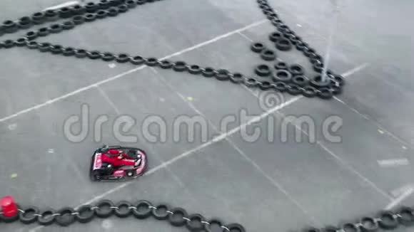 一个穿着防护制服驾驶红色小卡丁车的人的空中视野和一个黑色轮胎制的头盔视频的预览图