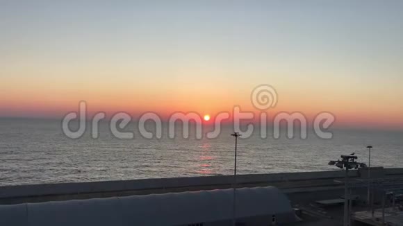 日落时海港海岸的日落视频的预览图