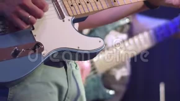 舞台上的摇滚乐队电动吉他和低音吉他演奏视频的预览图