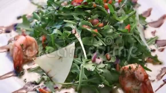 沙拉青菜和虾视频的预览图