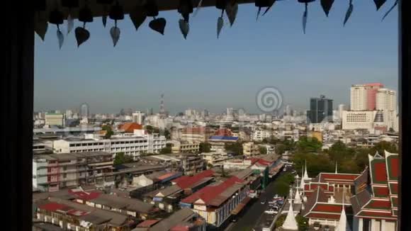 现代东方城镇的城市景观从金山俯瞰雄伟曼谷街道上屋顶的房子窗视频的预览图