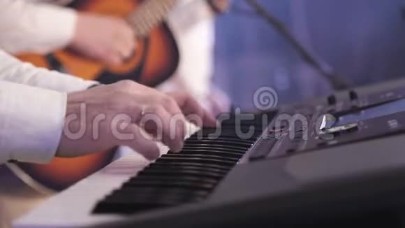 演奏电子合成器的音乐家的手指视频的预览图