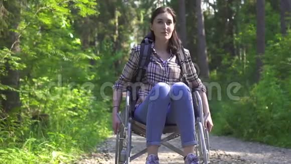 残疾旅行者轮椅上的女孩的肖像慢节奏视频的预览图