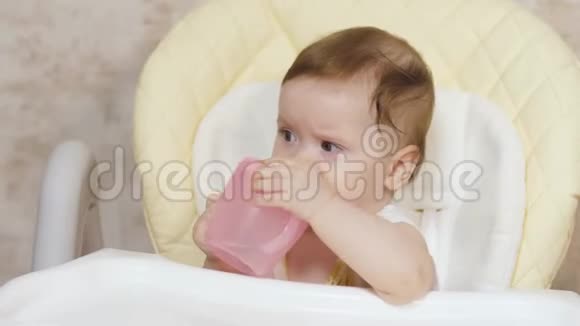 婴儿抹上粥喝着水坐在桌子上视频的预览图