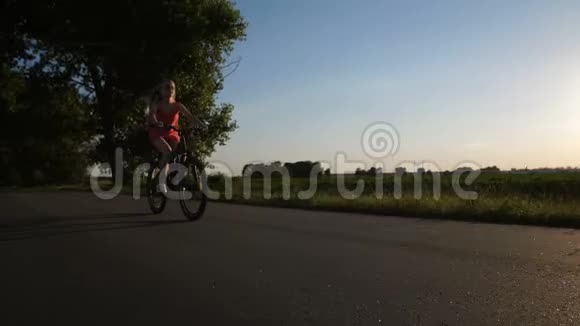 免费青少年骑自行车旅行视频的预览图