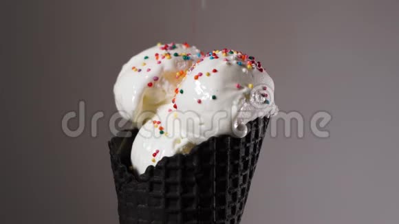 纸屑落在锥形香草冰淇淋上冰淇淋糖果散射视频的预览图