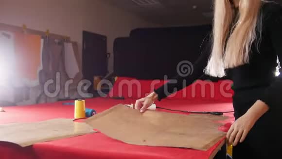 缝纫厂的年轻女子一个女人把模板放在墙上视频的预览图