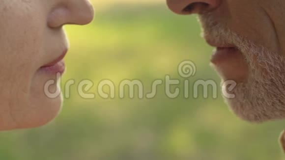 两位老人在夏日公园接吻浪漫的约会时刻亲密无间视频的预览图