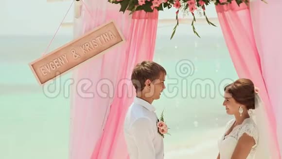 新娘和新郎互相宣誓在菲律宾海滩举行婚礼视频的预览图