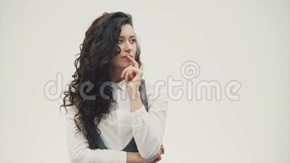 一位年轻漂亮的黑发商务女性的特写肖像一头漂亮的卷发站起来视频的预览图