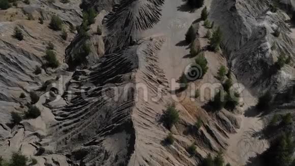 空中拍摄的灰色山脉和峡谷在一个有灰色山脉的峡谷上可以看到很好的顶视图另一个星球的镜头视频的预览图