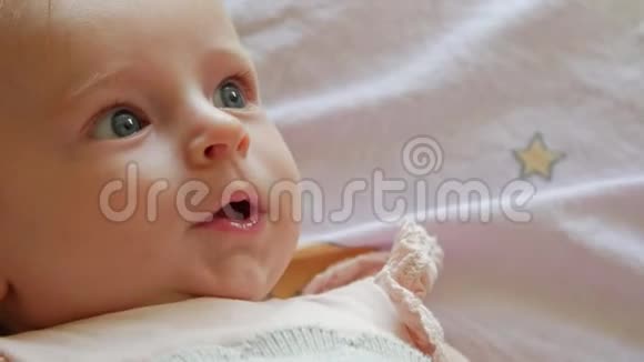 一个可爱的婴儿的肖像谁试图交流视频的预览图