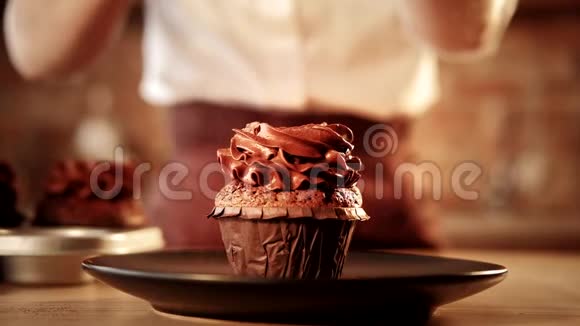 糕点店小蛋糕巧克力可可粉视频的预览图