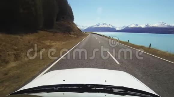 在库克山开车经过普卡基湖视频的预览图
