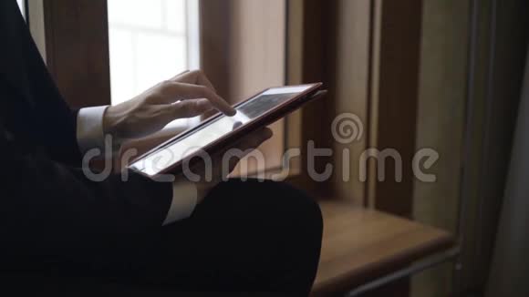男人手里拿着平板电脑视频的预览图