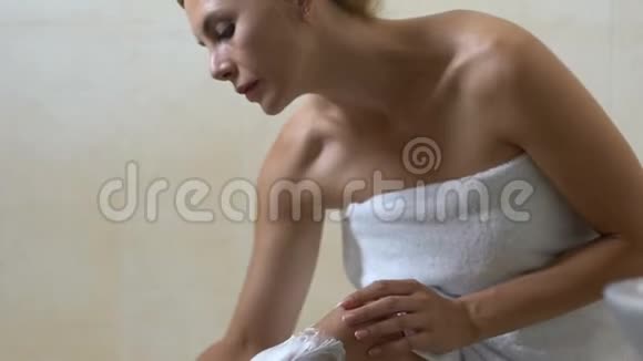女士早上下班前在浴室刮腿美容和卫生视频的预览图