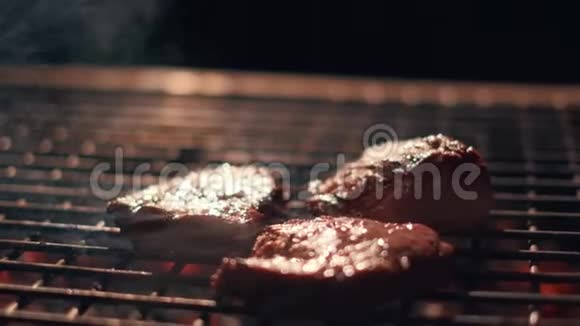 烤架上的肉排很多火最慢的动作火焰牛肉牛排特写厨师正在燃烧视频的预览图