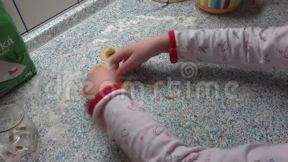 孩子们手和面团在桌子上放面粉烤圣诞饼干糖果视频的预览图