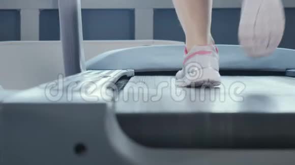 女人在跑步机上跑步视频的预览图