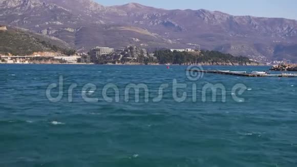 亚得里亚海的城市海岸船在波浪上摆动视频的预览图