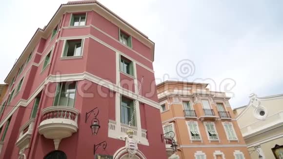 美丽多彩的欧洲风格的房子行动有五颜六色的油漆和面向小阳台的旅游小镇视频的预览图