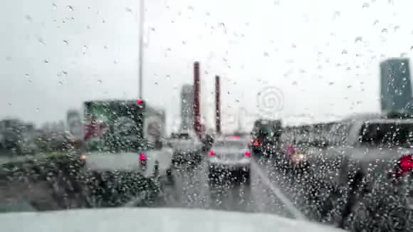 在高速公路上的雨滴车视频的预览图