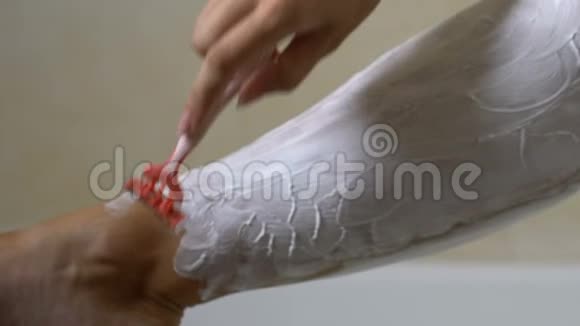 女性在约会前在浴室刮腿毛准备浪漫的夜晚视频的预览图