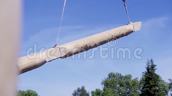 天幕背景的鹤剪辑原木在施工现场用吊车搬运为木屋背景视频的预览图