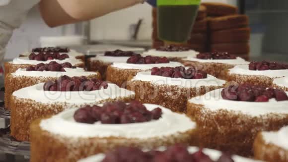 用新鲜樱桃制作和装饰糕点用糖果注射器装饰奶油食品工业视频的预览图