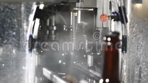 一家啤酒厂正在进行工艺洗涤的空瓶啤酒装瓶技术生产线视频的预览图