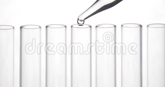 移液管将清洁的化学物质滴入白底一排中间的试管中化学和医学概念视频的预览图