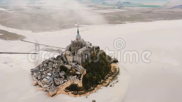 无人驾驶飞机在法国诺曼底低潮期间离开圣米歇尔山MontSaintMichel上空圣米歇尔山是著名的地标性岛屿有修道院视频的预览图
