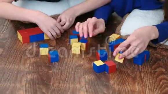 特写妈妈和儿子的手用立方体做成一个单色的形状视频的预览图