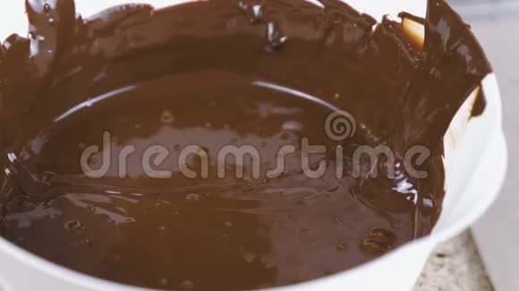 贝克手把糖果浸在融化的巧克力里巧克力糖果的生产视频的预览图