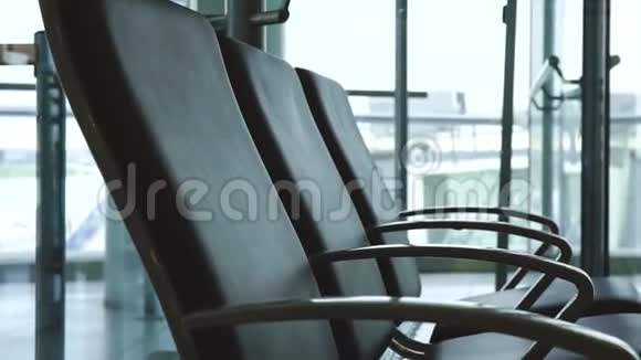 坐在机场候机室人们来到机场视频的预览图