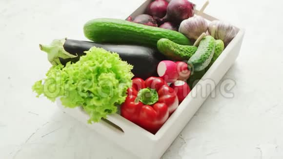 有蔬菜品种的容器视频的预览图