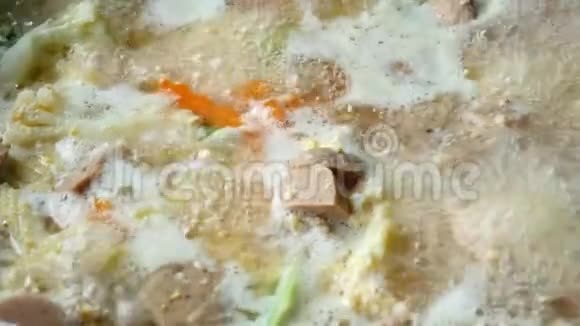 蔬菜汤平底锅里有蘑菇和肉丸健康食品视频的预览图